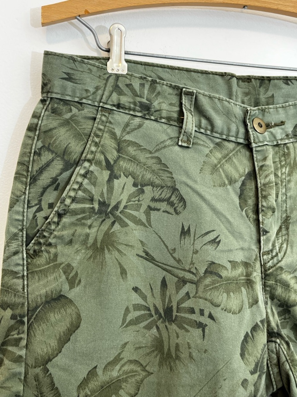 Levi’s Women’s 28 Palm Print 7” Chino Shorts Green Tropical Flat Front Casual - Picture 3 of 9
